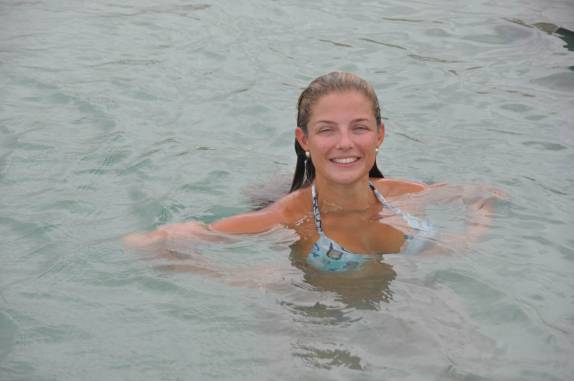 Refrescando-se no delicioso Poço das Pedras, região de Atins, nos Lençóis Maranhenses - MA